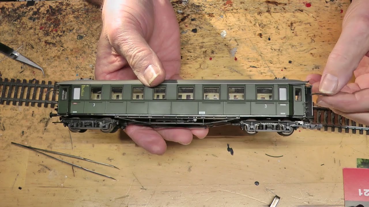 Wolfgangs Märklin Modell Bahn, Roco Personenwagen bekommen LED Licht und Steckverbindungen.
