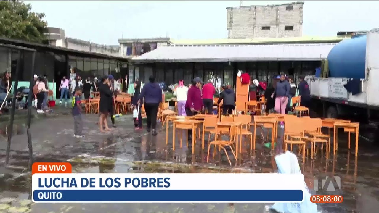 Continúan trabajos de limpieza en la Lucha de los Pobres, sur de Quito, tras fuertes lluvias