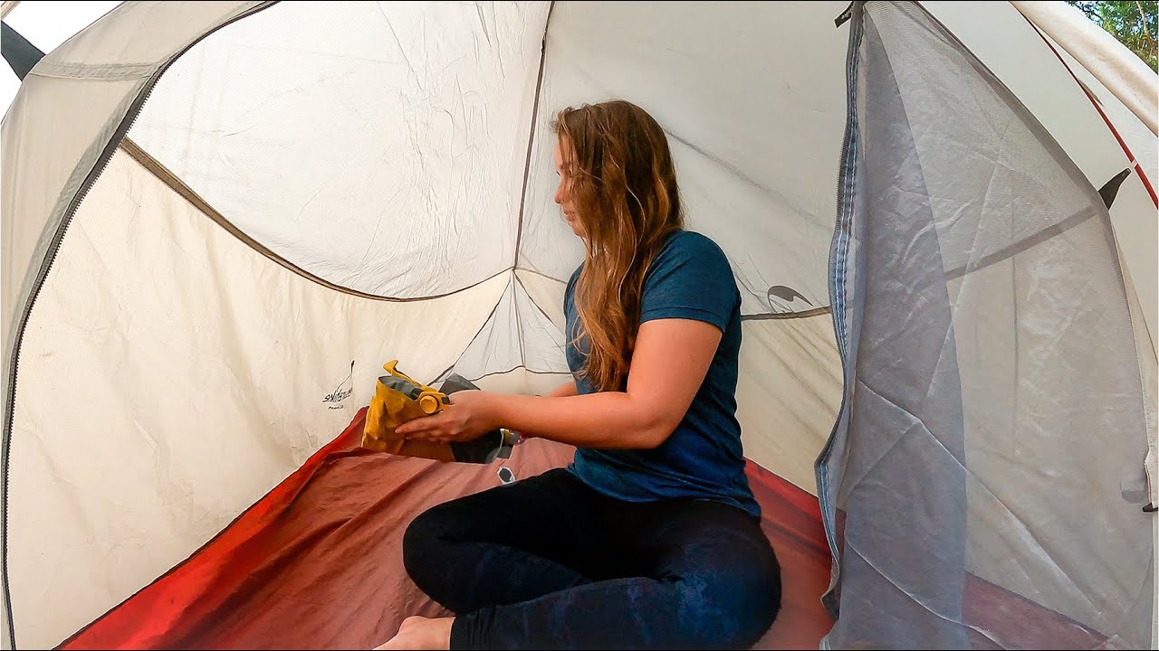 Acampamento Selvagem no Terreno