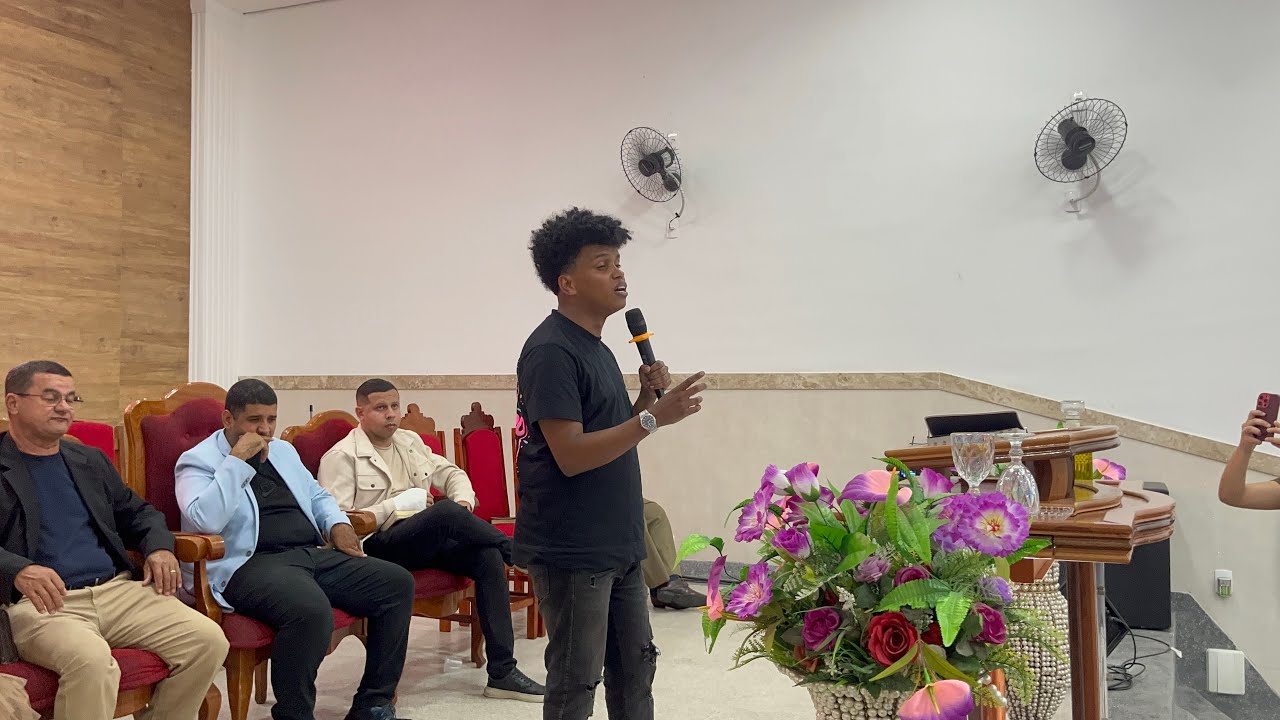 A PRESENÇA DE DEUS ENCHEU OS JOVENS - CANTOR ELIWELTON RAYMOND