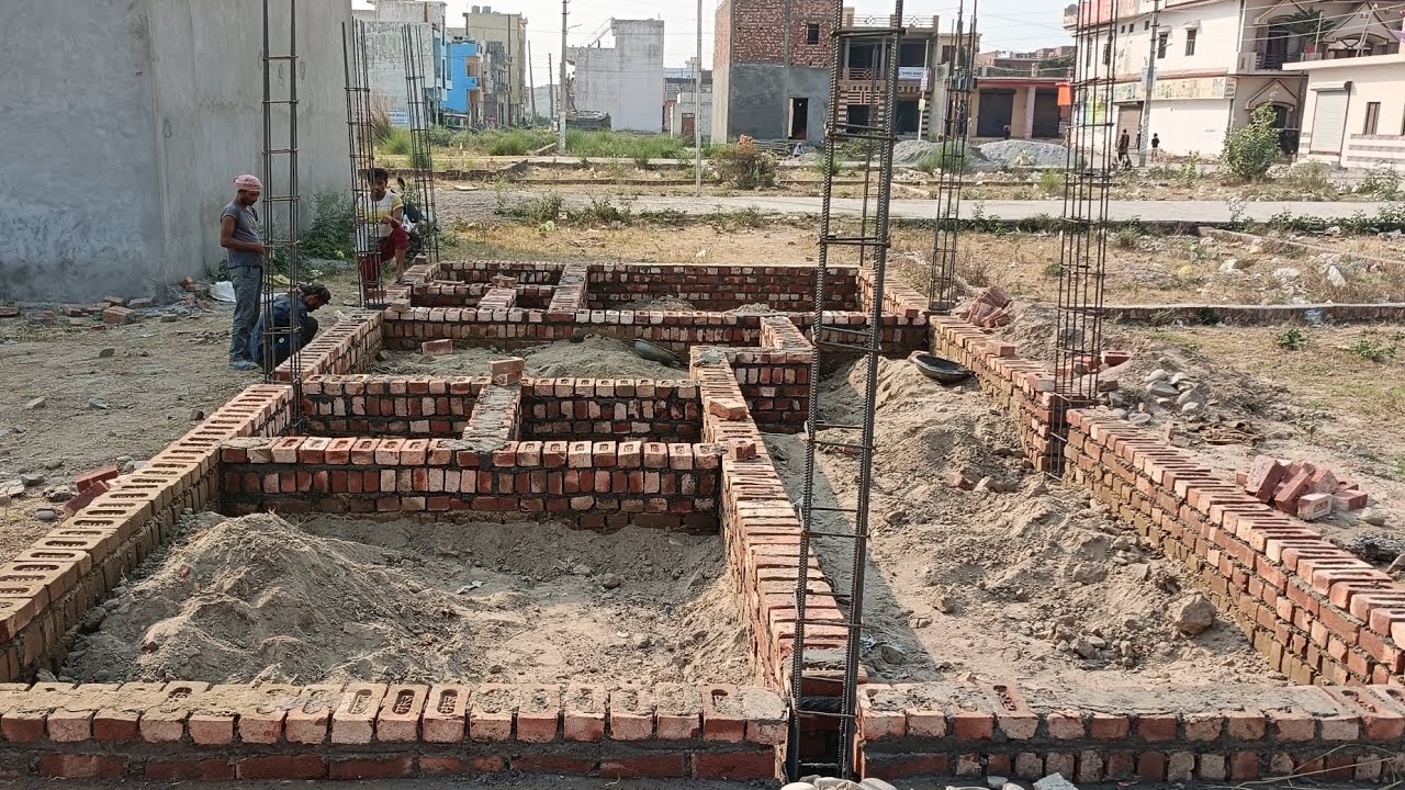 एक मकान खड़ा करने के लिए पहले लेबर मिस्त्री को ही मेहनत करनी पड़ती है खुदाई अच्छी कराए#construction👷