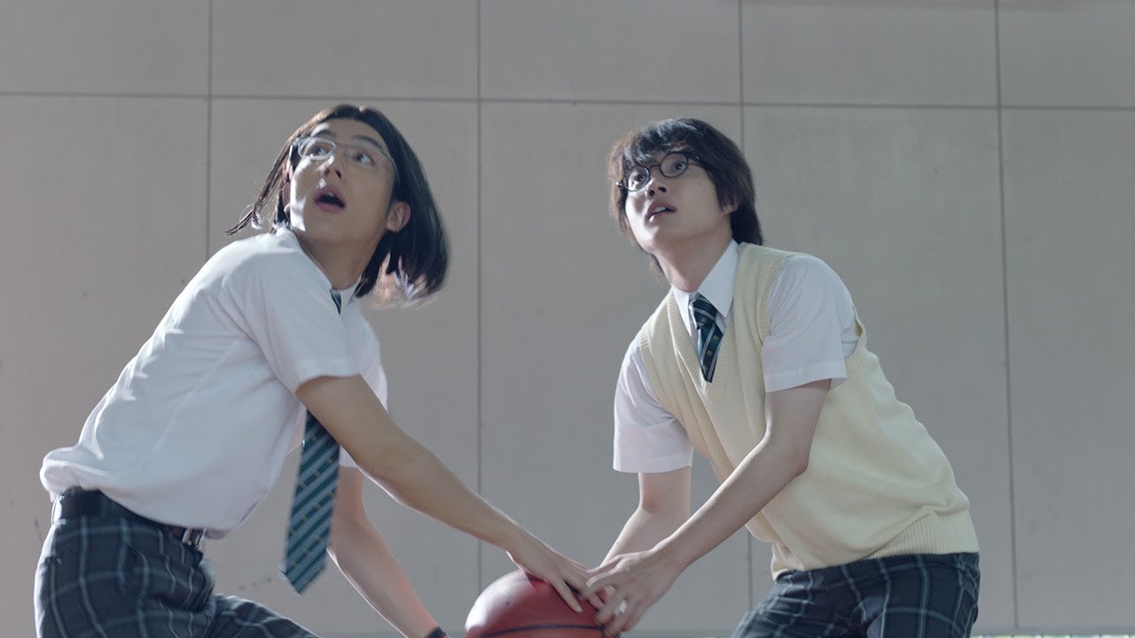 高杉くん＆細杉くんの運動神経は…　神木隆之介＆中川大志がバスケに奮闘！ 「意識高すぎ！高杉くん」新CMが公開