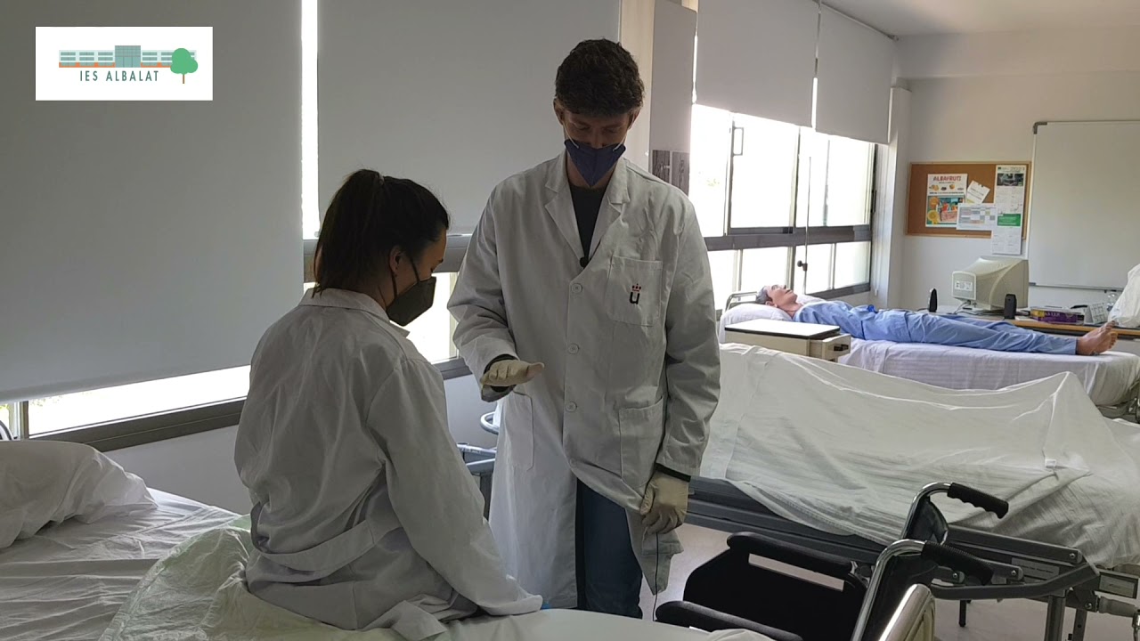 PractiCAE: traslado de paciente con prótesis de cadera en silla de ruedas.