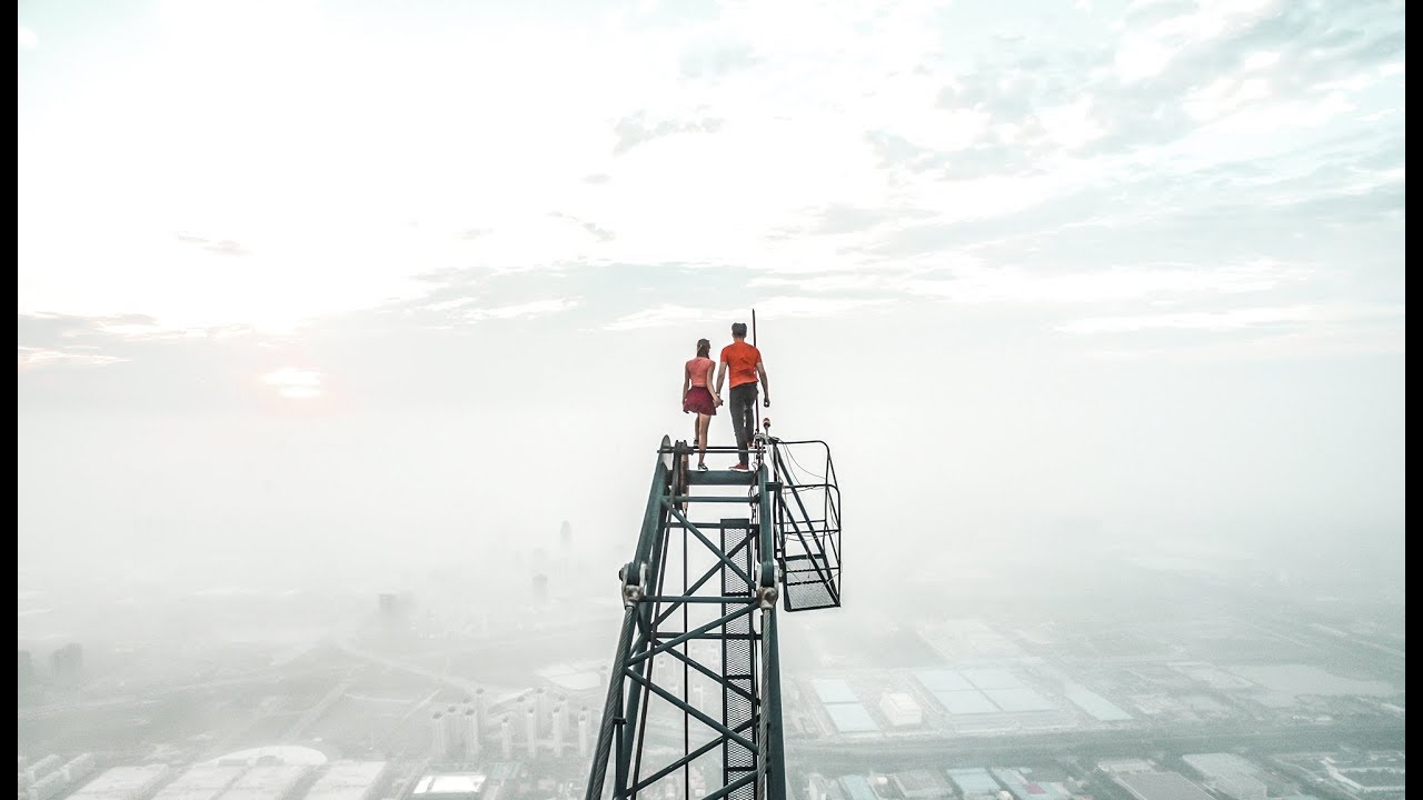 Couple climb the highest construction site in the world
