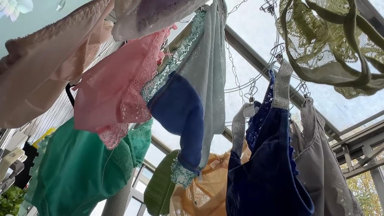 バルコニーにはレースのパンツがいっぱい