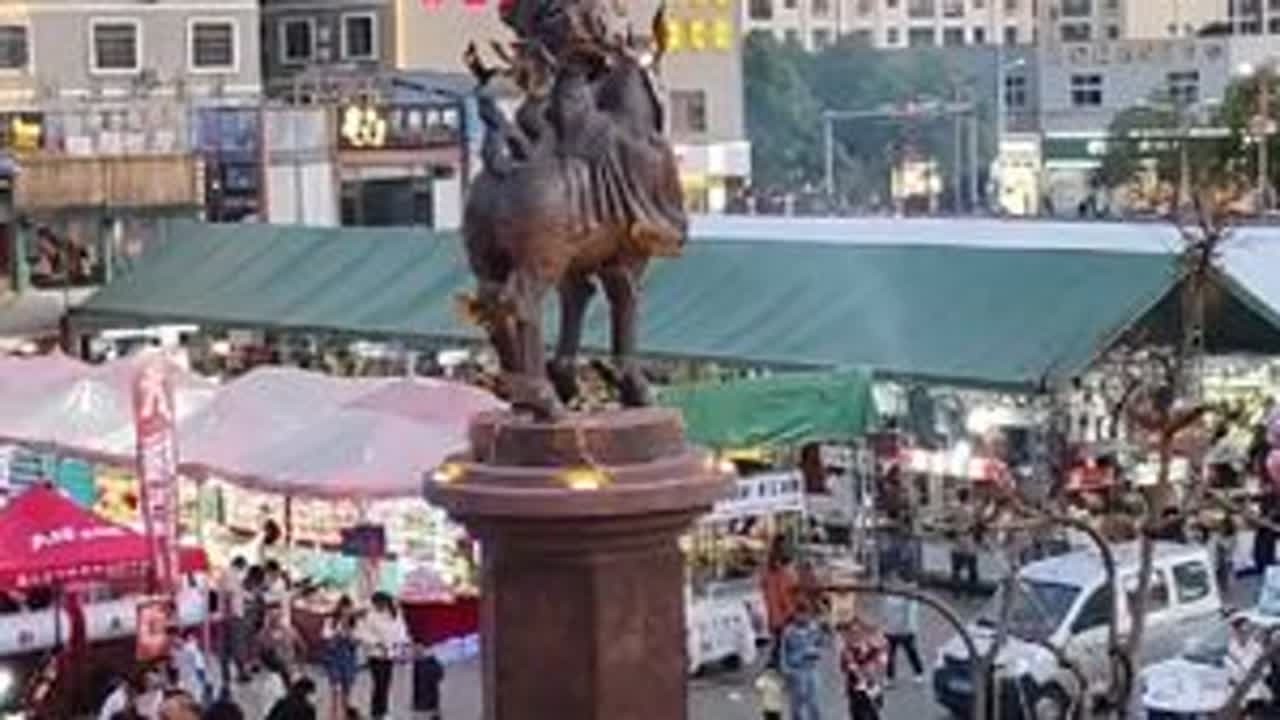重庆人来曲靖避暑，必须要去逛哪个夜市？这个视频告诉你答案！ #曲靖避暑 #小吃街 #美食街火爆小吃 #夜市 #网红夜市