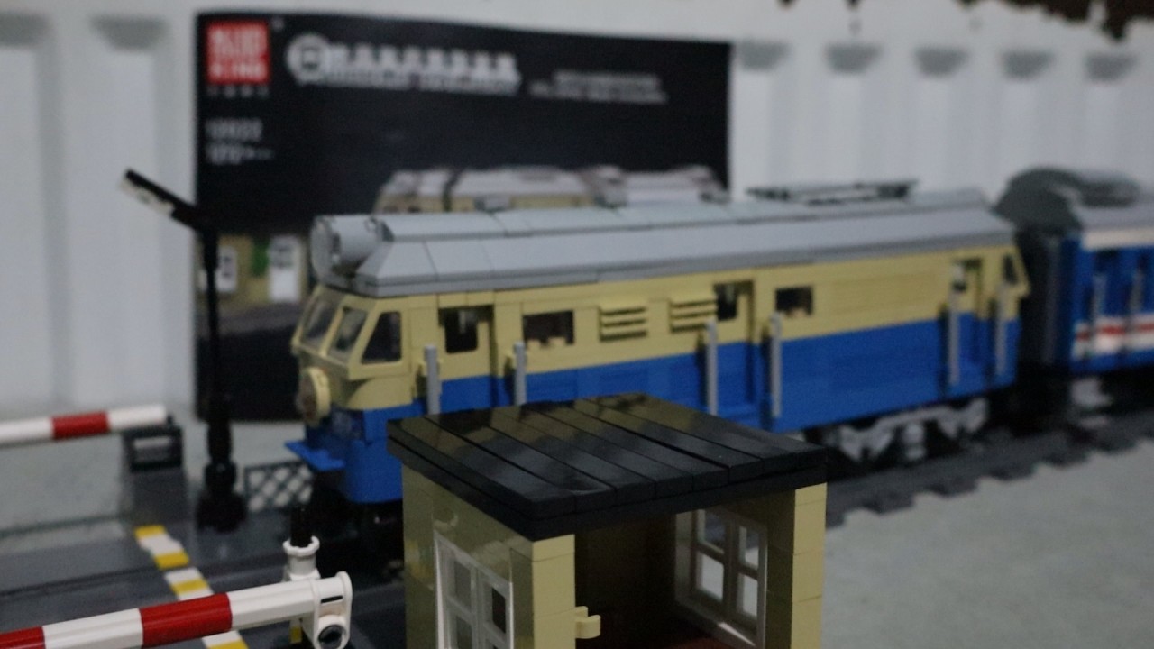 Mould King 12022 | DF4B Diesel Locomotive Train Set | Timelapse Build | 2022 Release