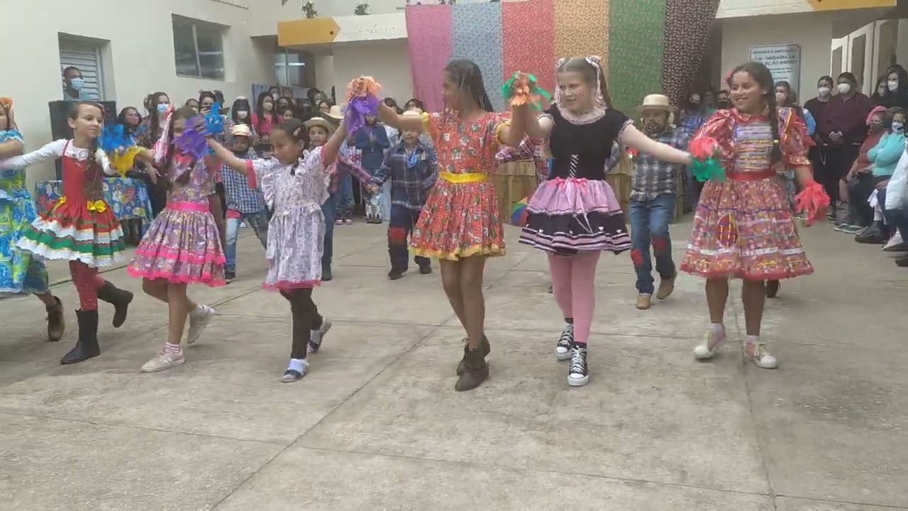QUADRILHA 4º ANO- LINDAURA- MÚSICA ISSO AQUI TÁ BOM DEMAIS
