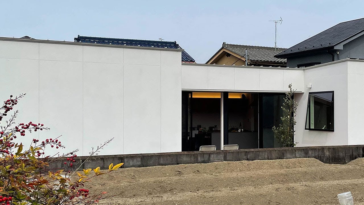 香川の建築家が設計した畑と一体的に計画されたコの字型平屋のモデルハウス