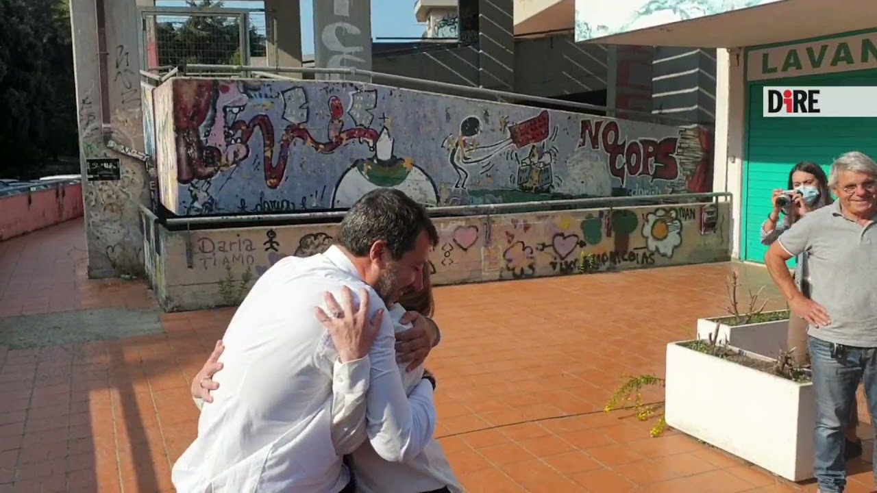 Centrodestra, Salvini e Meloni tra selfie e abbracci: 