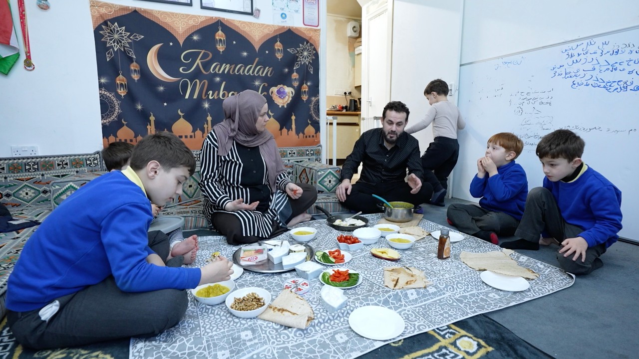 ئەلقەی سێیەم: من لە تاراوگە لە گەڵ خانەوادەی کارزان گەڵاڵی لە شاری مانجستەر