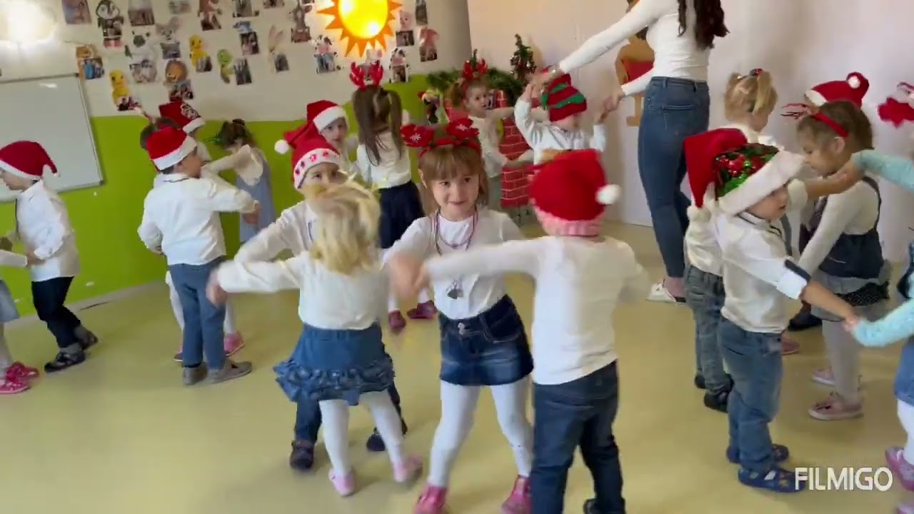 Mlađa vaspitna grupa ❤️
~ Novogodišnja priredba ~ 
🎄🔮🎁🎈🎊🎎🛍️👬👭👫