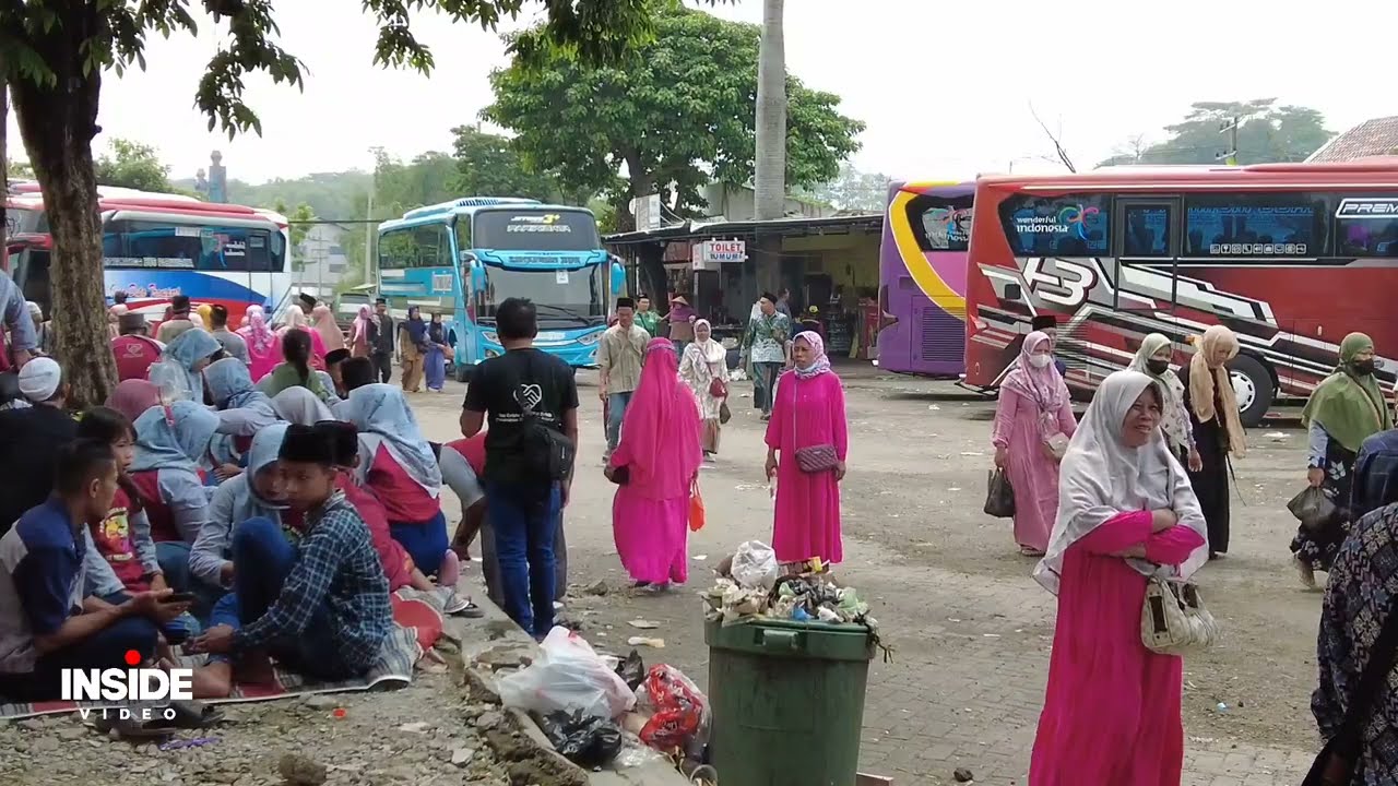 Suasana Terminal Bus Makam Sunan Giri Di Hari Minggu