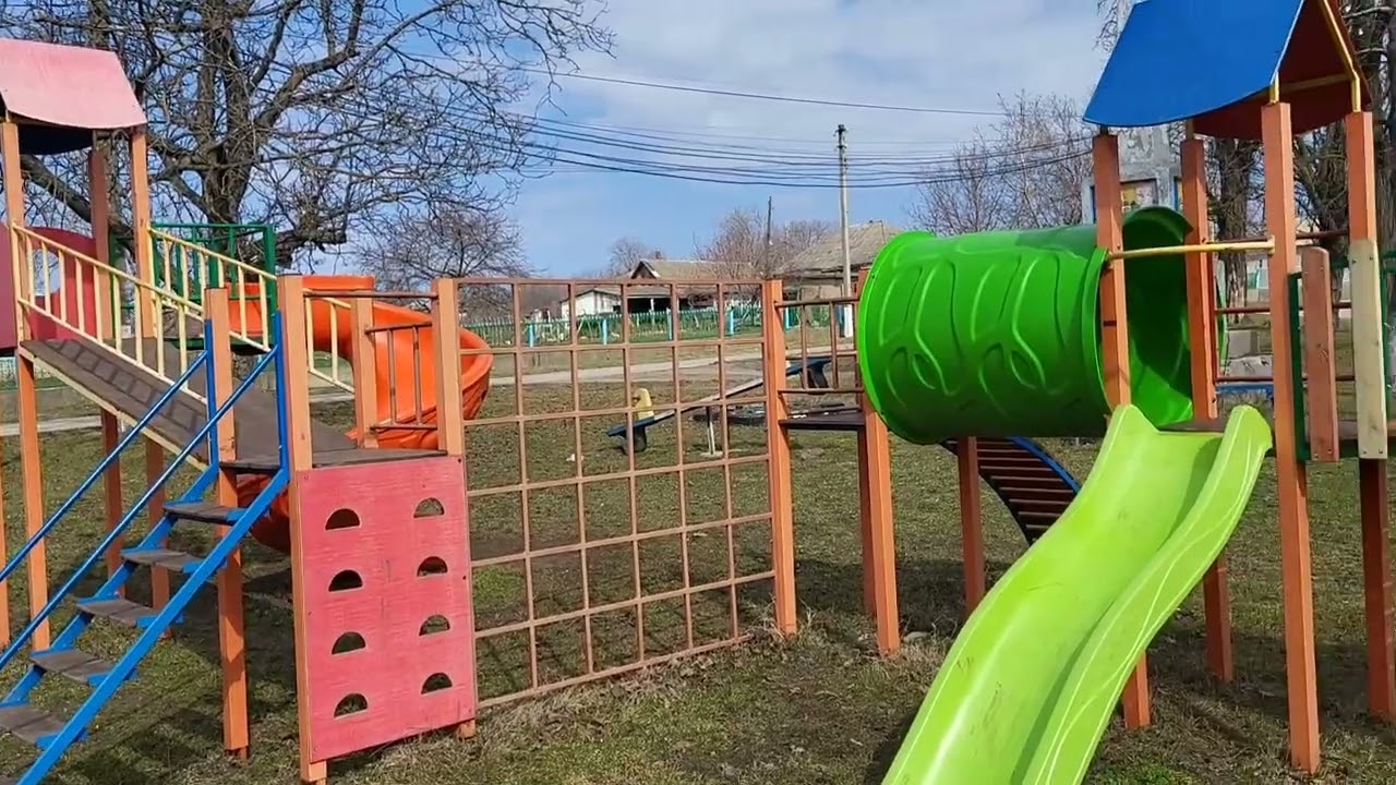 Gunoi depozitat lângă un teren de joacă în Volovița