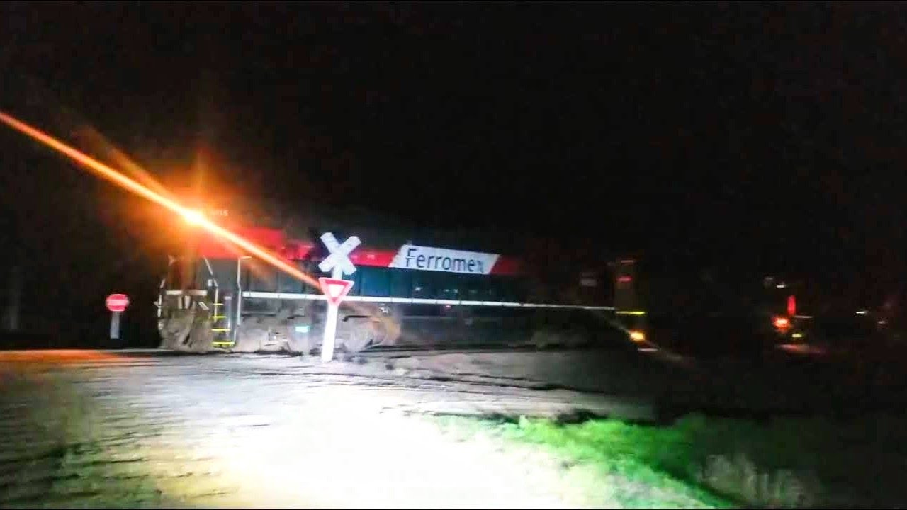 UP Light Engine Move w FXE 4015 In Sergeant Bluff, IA