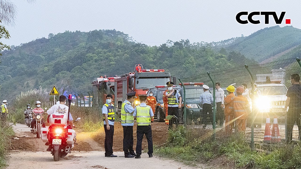 东航一架客机21日坠毁 探访现场应急指挥部 无人机参与救援 |《中国新闻》CCTV中文国际