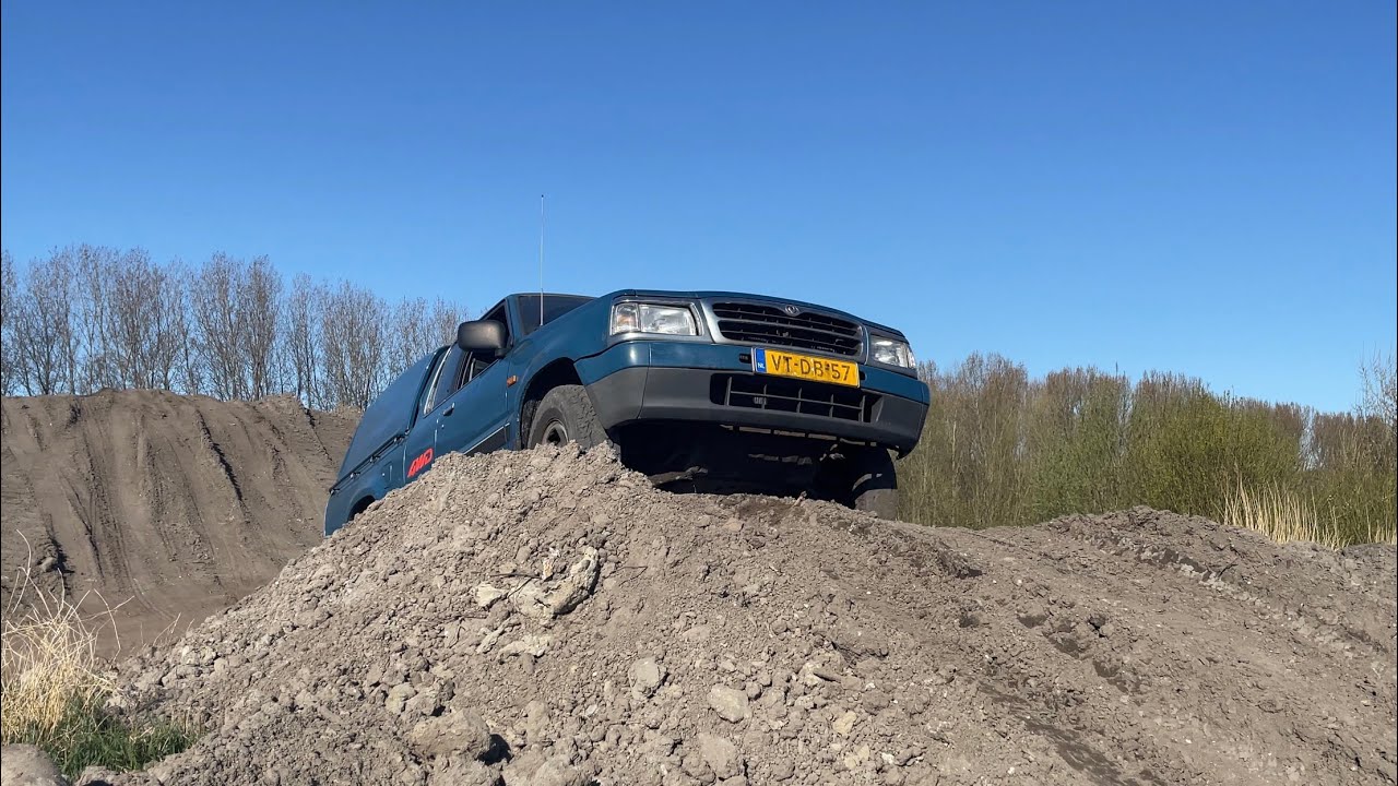 Mazda B2500 offroad
