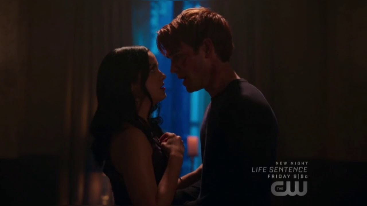 The Black Hood gets Chic | Archie breaks free | Riverdale 2&times;19 720p