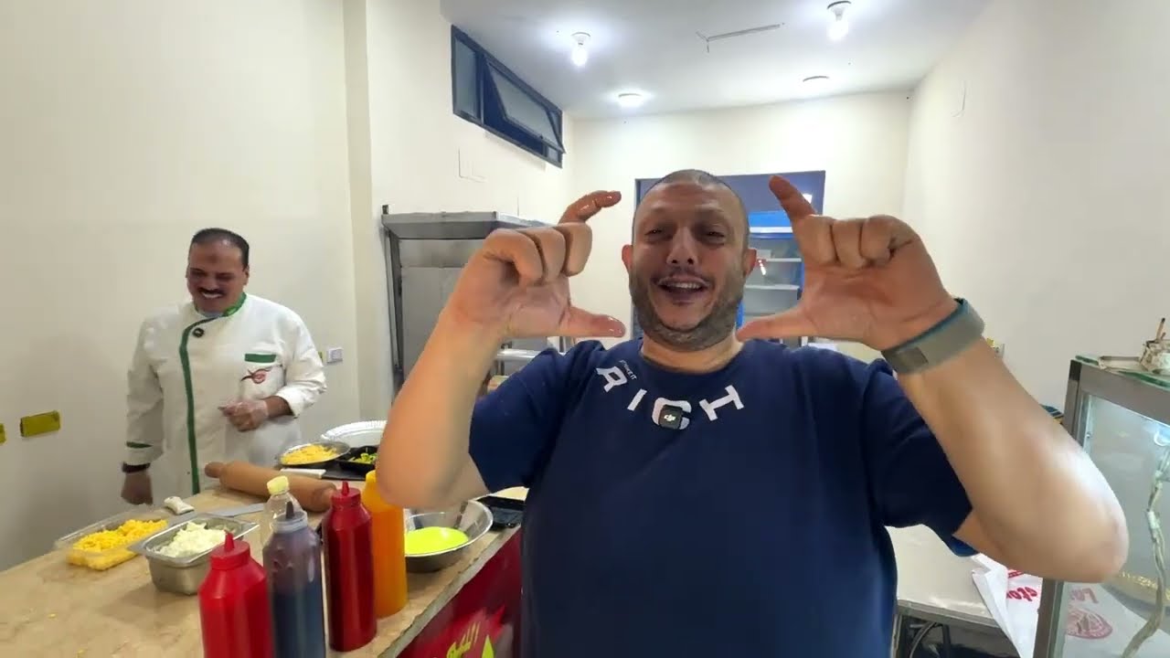 مطعمه هو بيته ، وفطايره بيعملها بأيده