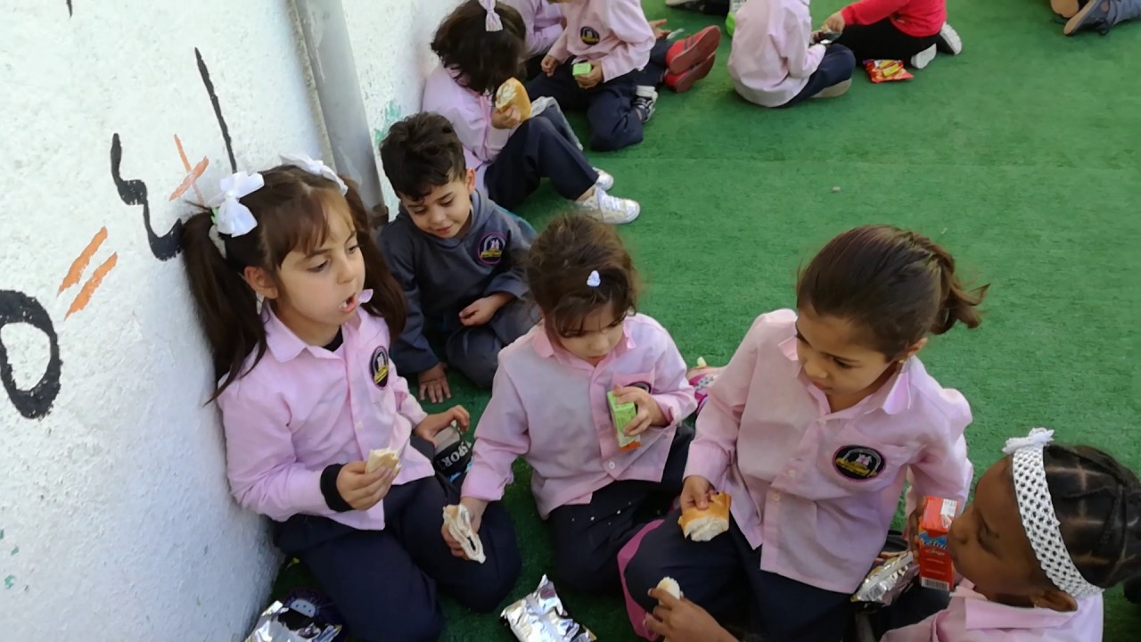 طلاب روضة دار السلام النموذجية يتناولون طعام الافطار ( بالهنا و الشفا )