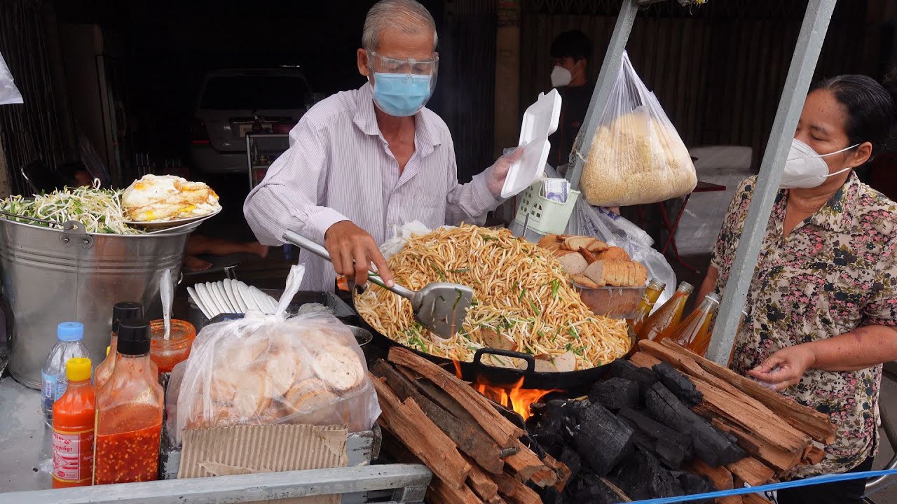 30 Year Old Famous Lort Cha That Served By A Friendly Grandpa! Khmer Short Noodle - Cambodian Food