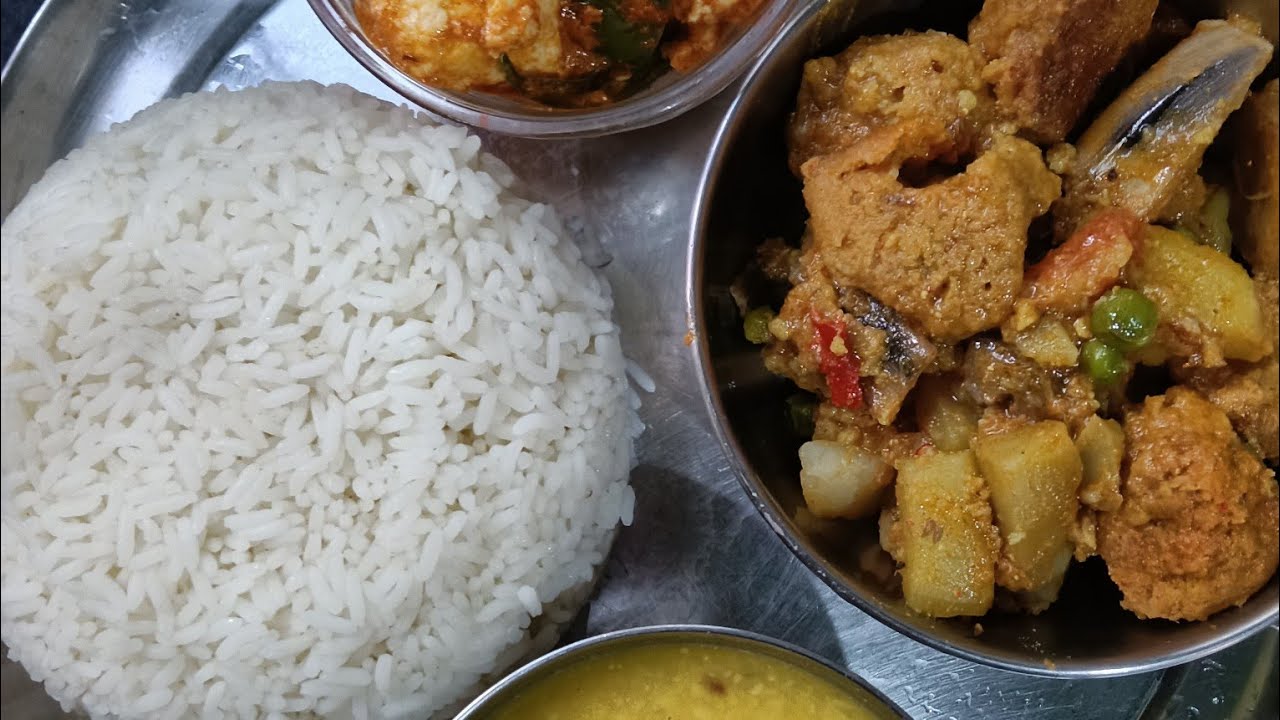 Ajke full niramish, Mugdal, Dalerbora deye kachkola alubegun deye torkari, Butter paneer masala.