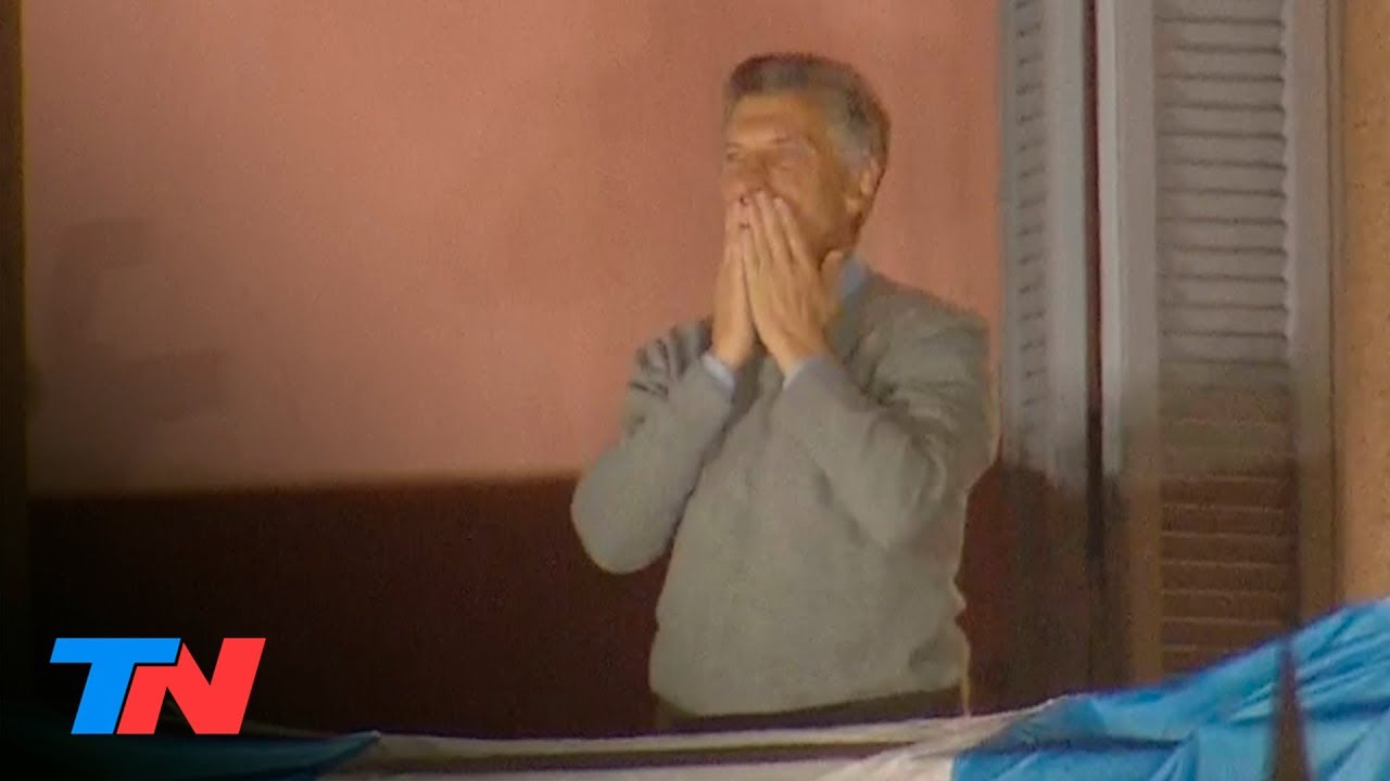 El momento en el que Macri se persignó en el balcón de la Casa Rosada