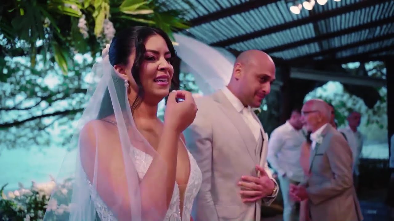 A filha da amiga de infância da noiva, cantou para a entrada das alianças!