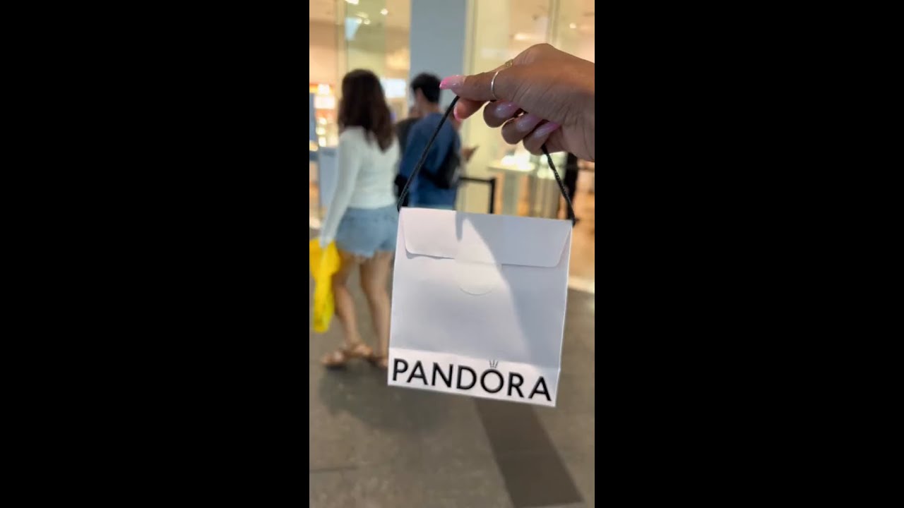 Did you know you can hand-write your own engraving in select stores? 😍  @maybenikz #shorts #Pandora