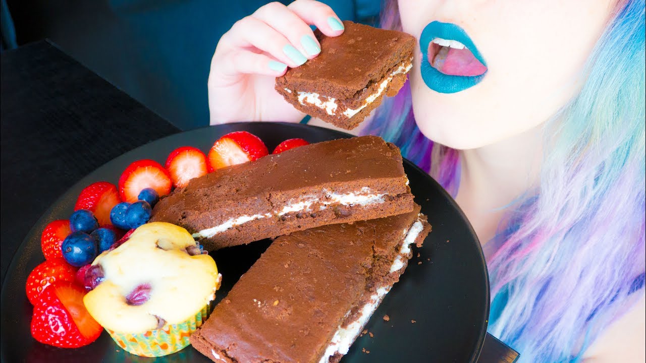 ASMR: Fluffy Kinder Milk-Slice | How To Enjoy A Summer Dessert ~ Relaxing Eating Sounds [Vegan] 😻