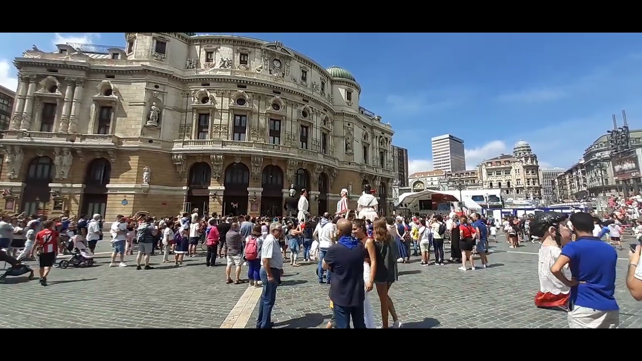 2022-08-21 Bilboko erraldoiak Aste Nagusian. Bals Arriaga plazan.