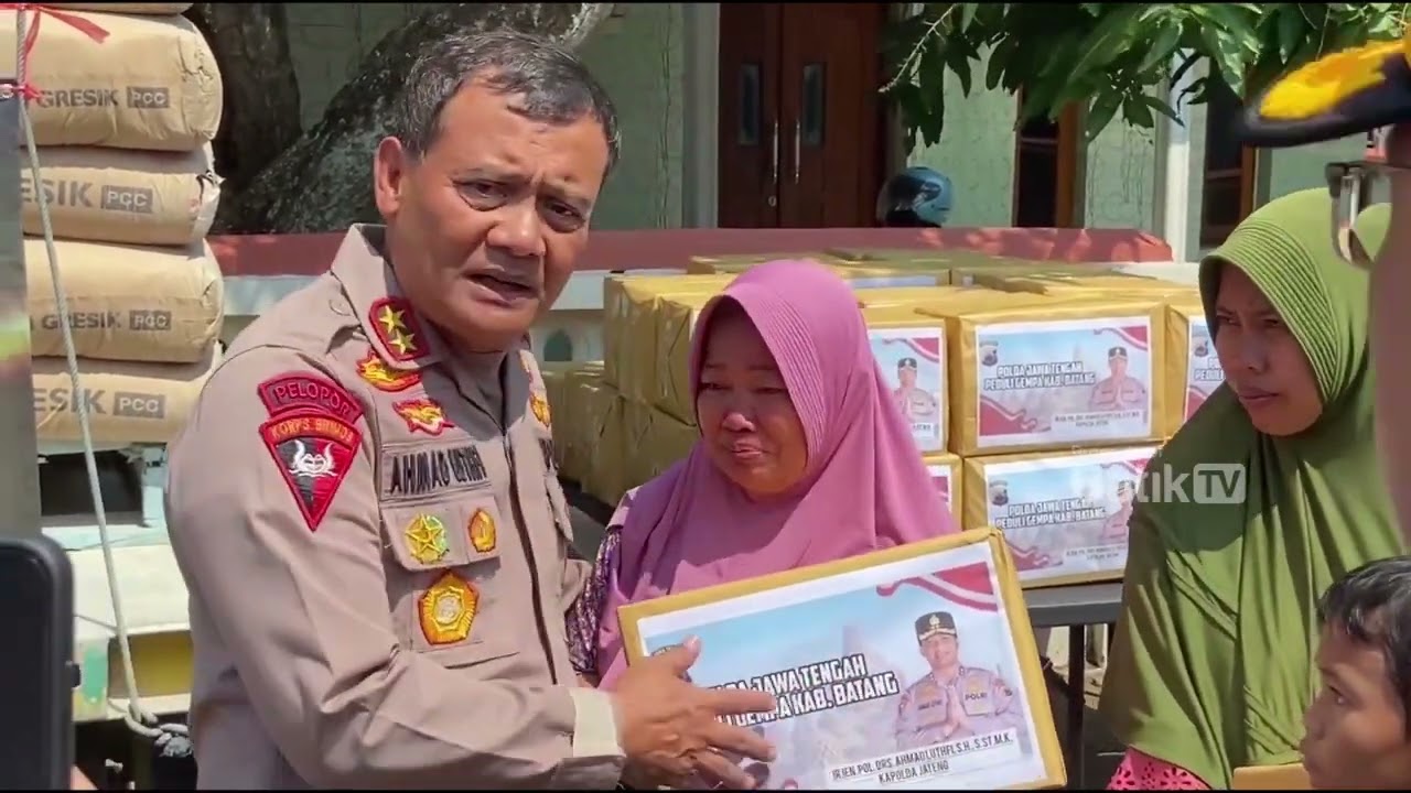 GEMPA BATANG, KAPOLDA JATENG SERAHKAN 1.000 SAK SEMEN DAN PAKET SEMBAKO KE WARGA TERDAMPAK