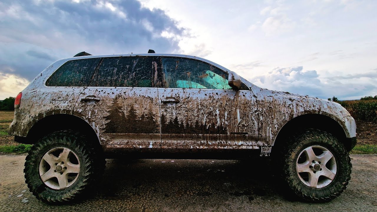 VW Touareg light forest offroad