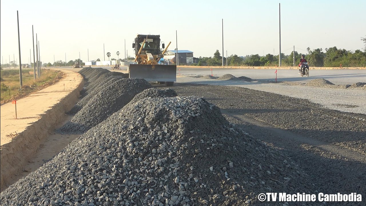 Motoniveladora making new road | Motor grader working grading gravel សកម្មភាពធ្វើគ្រឹះផ្លូវ