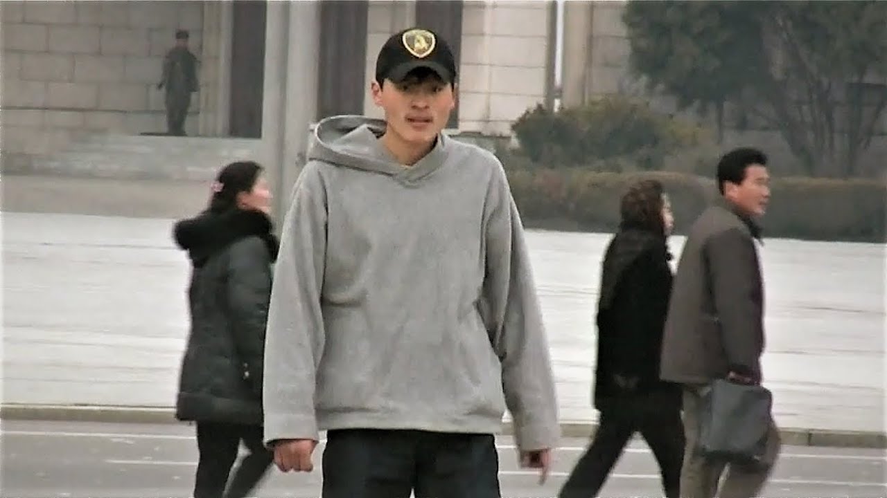 Pyongyang: Inline skater-North Korea 北朝鮮でローラースケート(平壌の世界016)