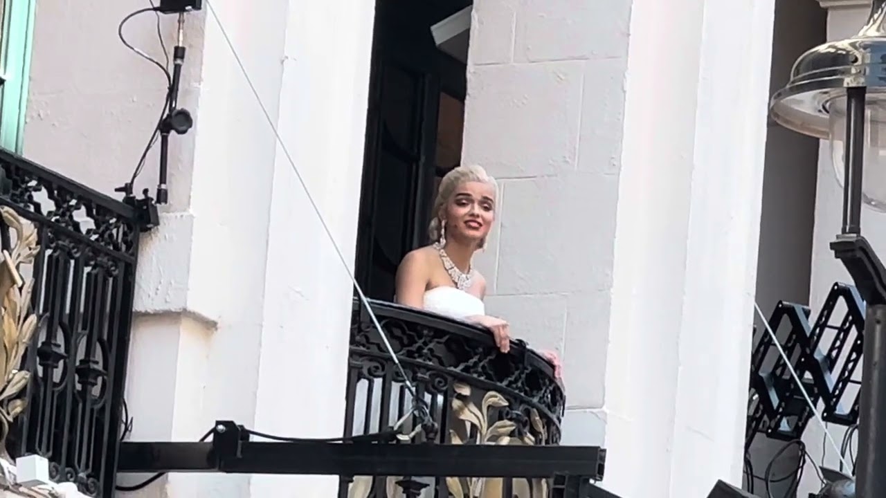 Rachel Zegler performing Don’t Cry for Me Argentina on the balcony of the London Palladium.