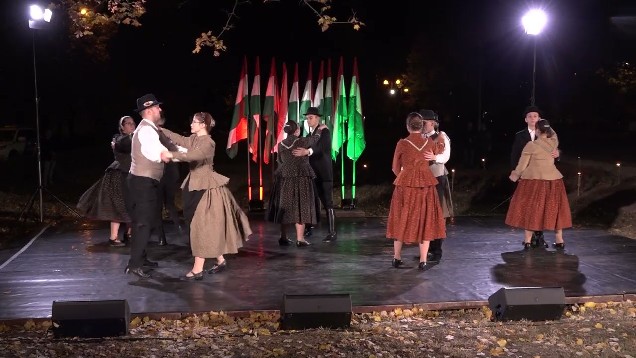 F&aacute;kly&aacute;val &eacute;s l&aacute;ngol&oacute; sz&iacute;vvel a hős&ouml;k&eacute;rt - megeml&eacute;kez&eacute;s Mak&oacute;n