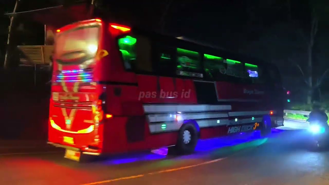 Mobil bus telolet edisi malam hari