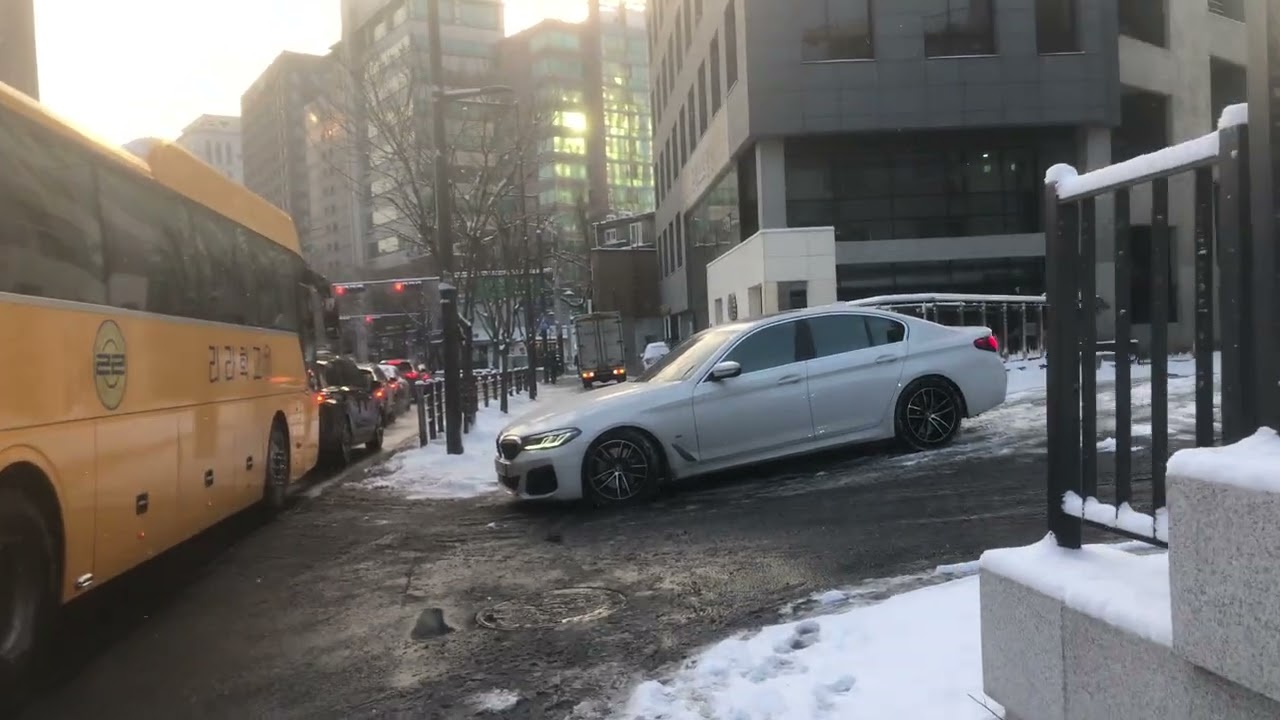 Walking tour in Seoul after snowfall 