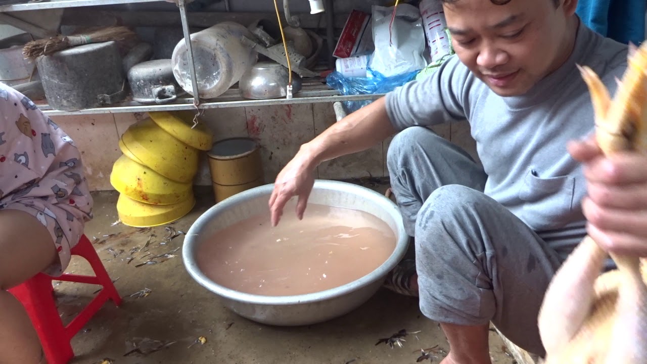 Gặp gỡ anh zai c&oacute; t&acirc;m mổ g&agrave; si&ecirc;u nhanh cho kh&aacute;ch h&agrave;ng