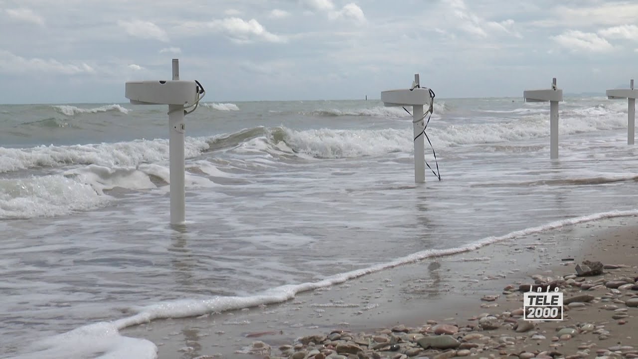 Maltempo Fano: il mare si porta via la spiaggia a Ponte Sasso