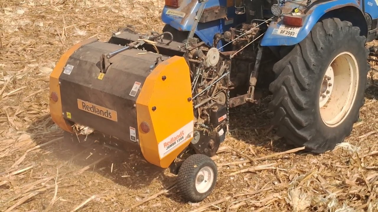 Tractor Rolling Corn Plants into Silage Rolls டிராக்டர் மூலம் சோளத்தை சிலேஜ் ரோல்களாக மாற்றுதல்