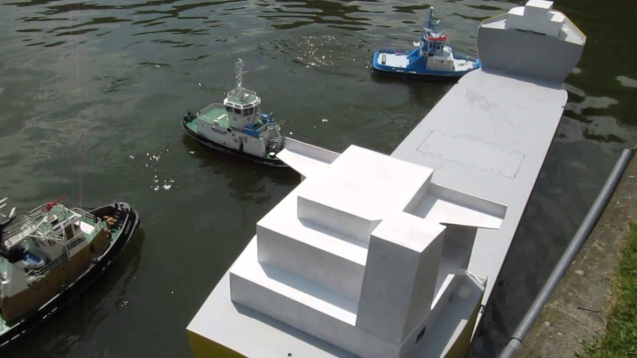 Massy 2014 : Manœuvres de remorqueurs RC avec un semi-submersible - Modélisme naval radiocommandé