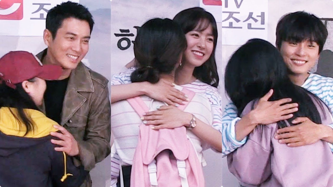 ‘팬들보다 신난' 진세연.윤시윤.주상욱, 광화문 '프리허그' @시청률 공약 이행