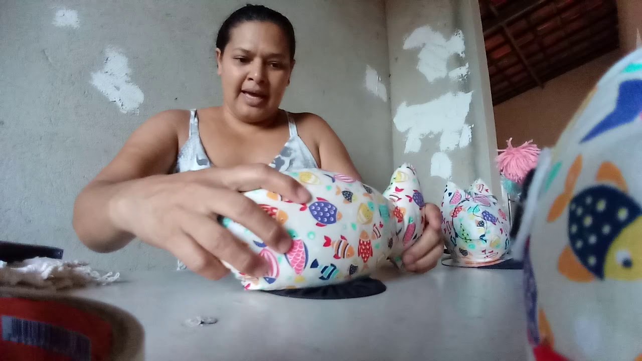 peso de porta em forma de peixe.