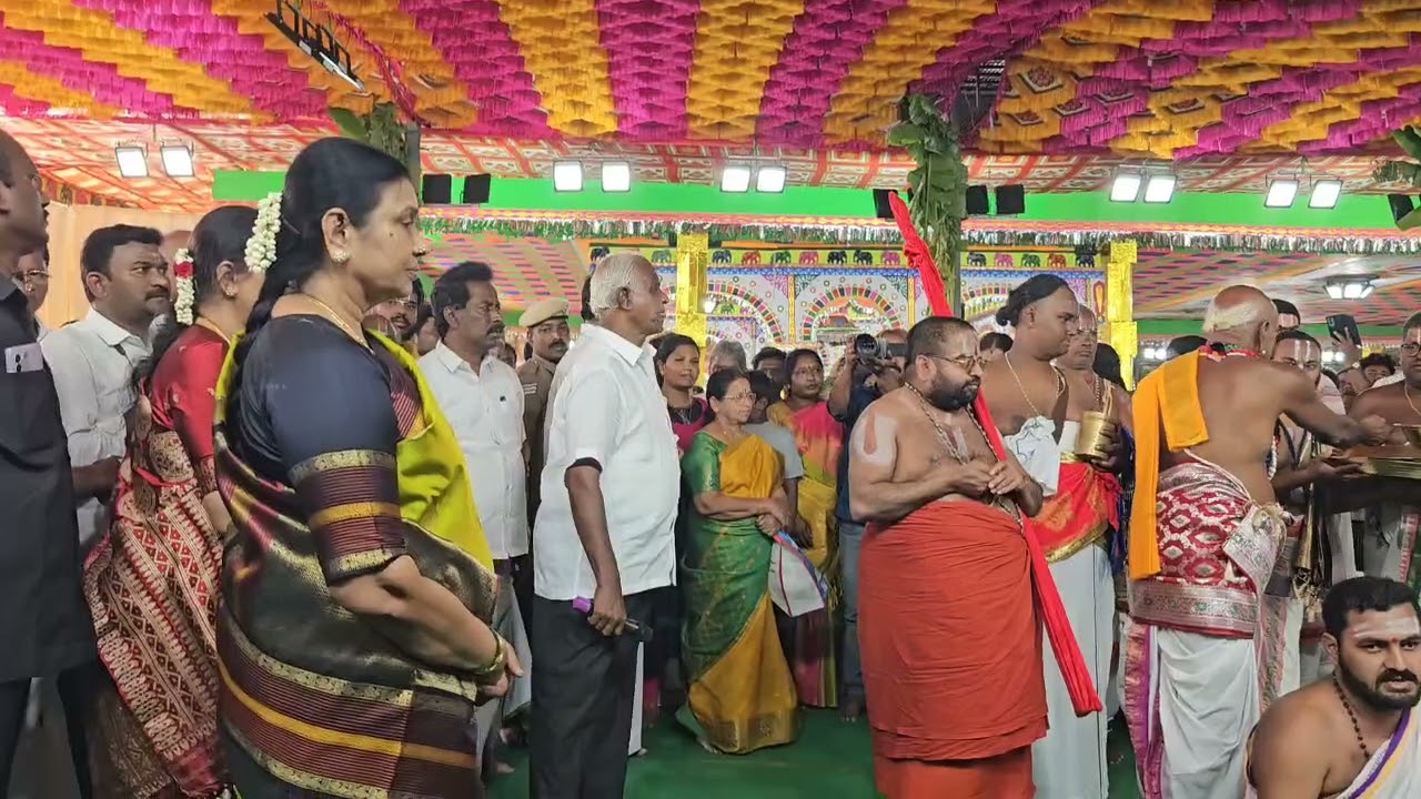 கும்பாபிஷேக விழாவினை திருமதி துர்கா ஸ்டாலின் அவர்கள் குத்துவிளக்கு ஏற்றி துவக்கி வைத்தார்.