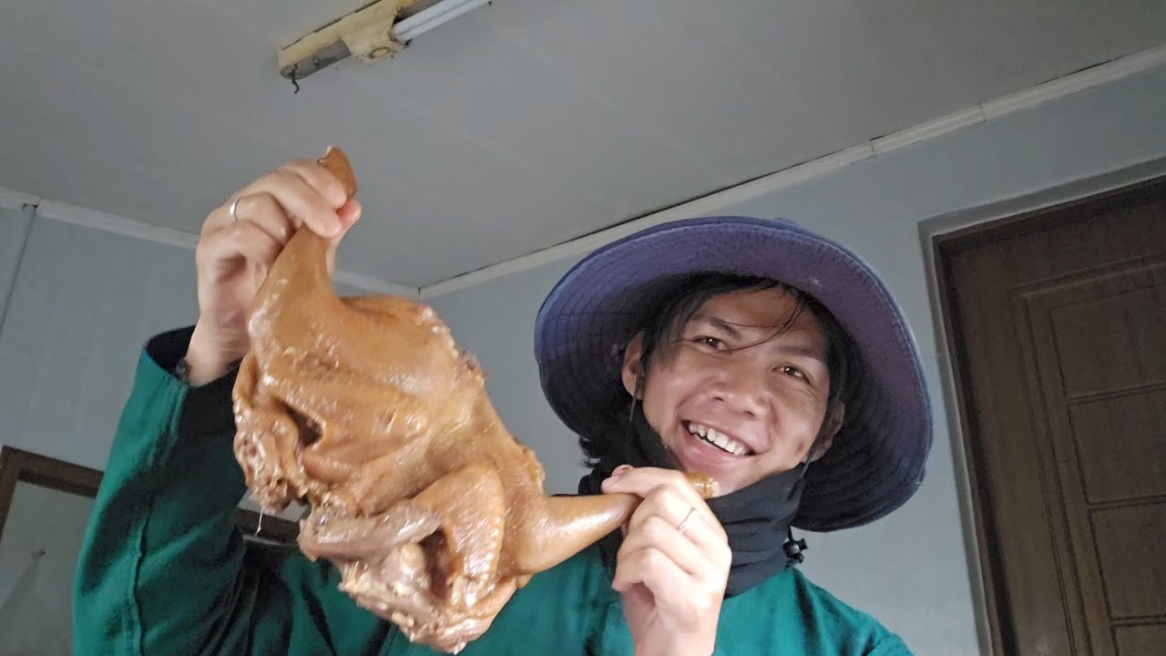 เฒ่สแก่ใจดีให้ไก่มากินอิกแล้ว...จะทำอะไรกินดีนะ😋😋