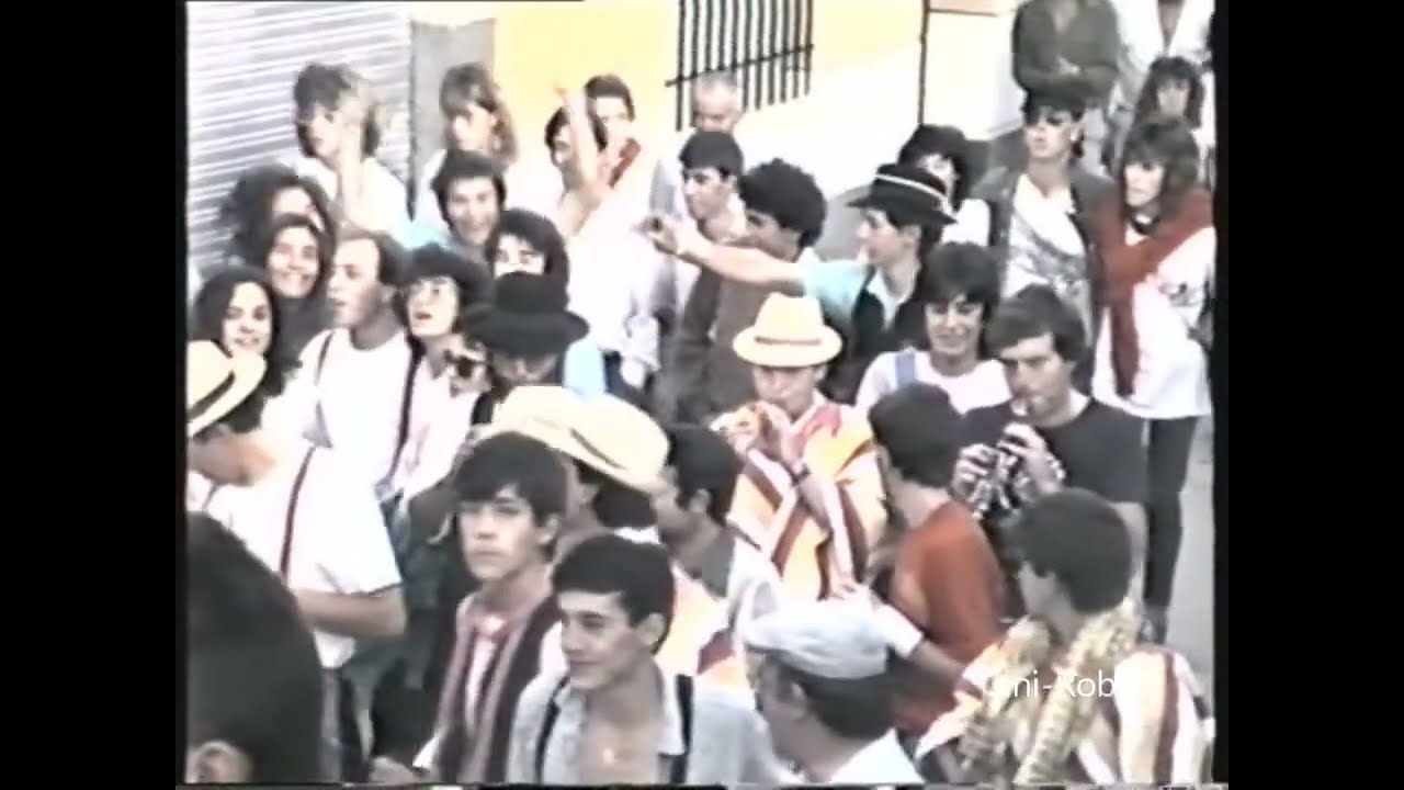 Los Pachulos,  Peña El Bombo y  Peña Los Macarras con sus Dulzainas animan  Encierro Macotera 1987