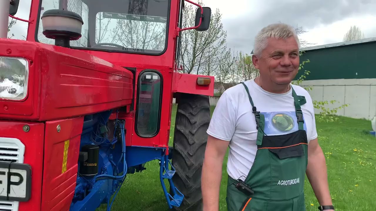 A restaurat primul lui tractor. Acum lucrează o mie de hectare de pământ. O poveste de Paști