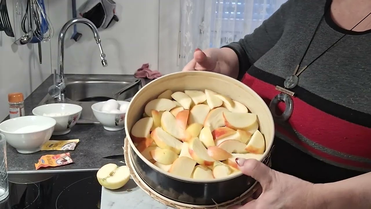 Яблочная шарлотка с карамелью 😋🎂